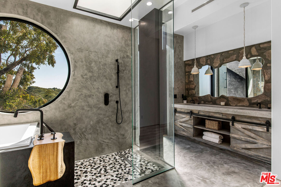 33340 Mulholland Hwy