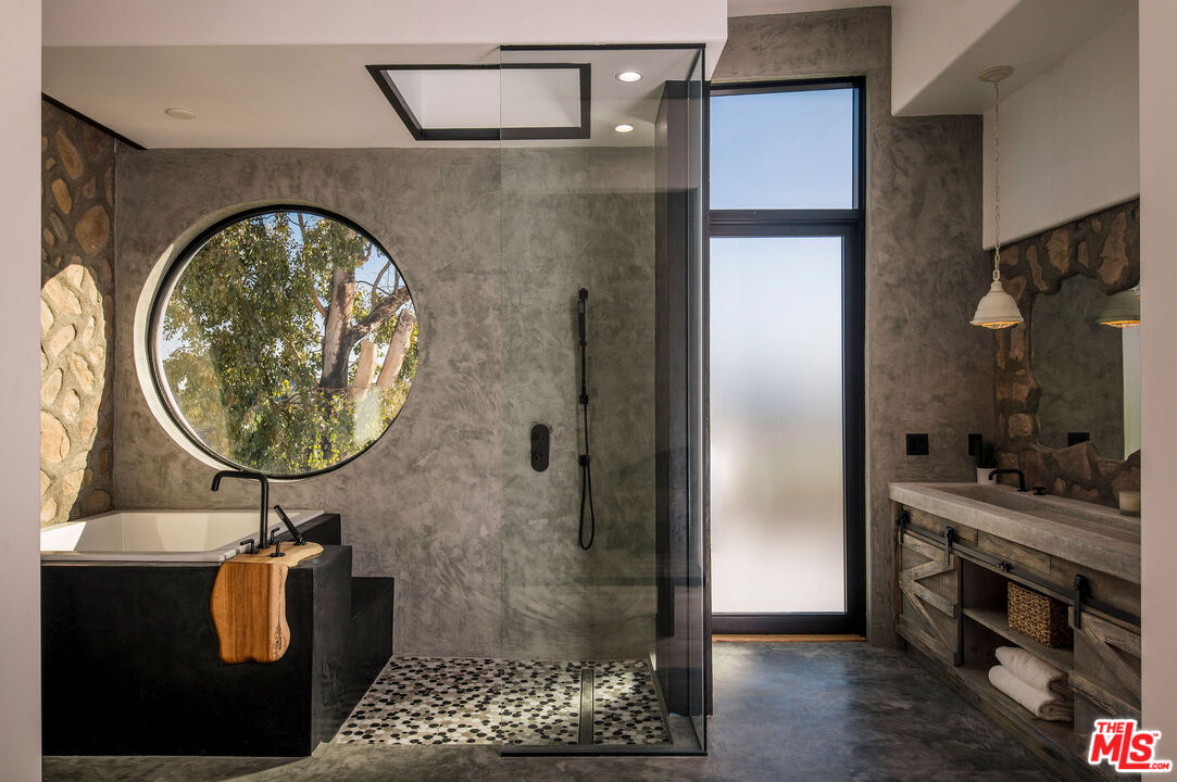 33340 Mulholland Hwy