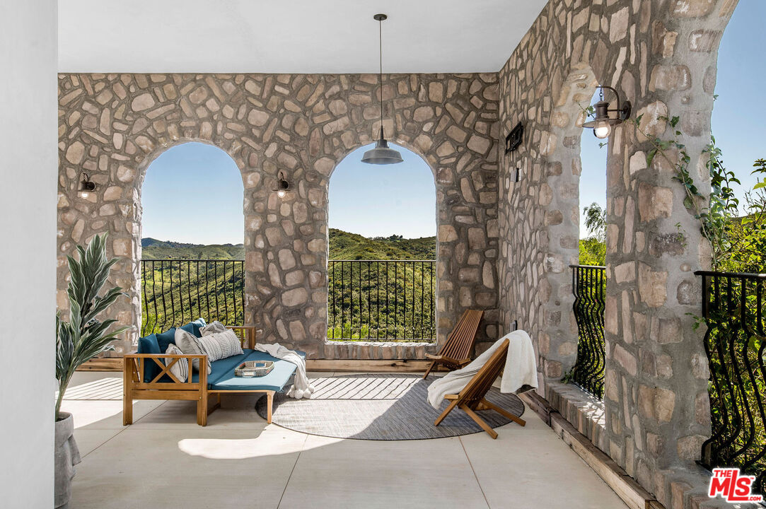 33340 Mulholland Hwy