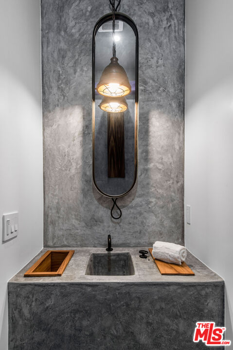 33340 Mulholland Hwy