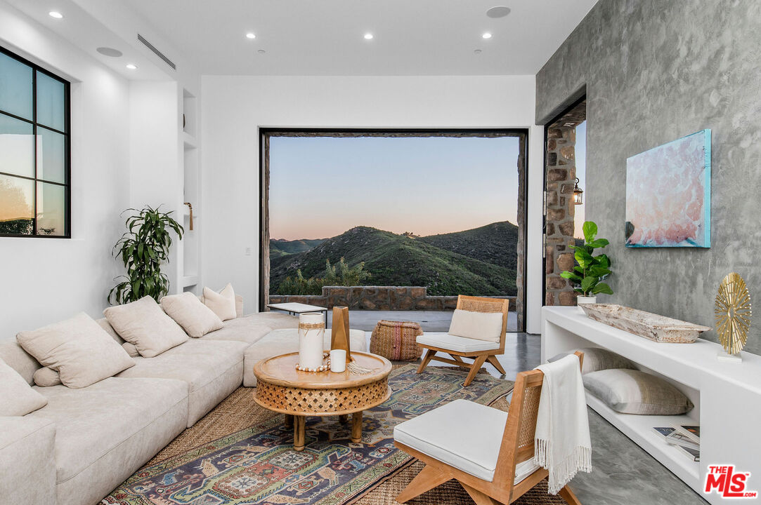 33340 Mulholland Hwy