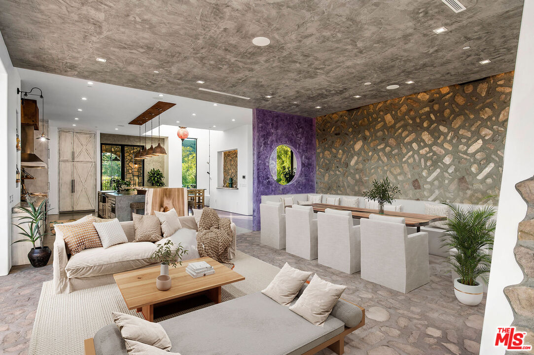 33340 Mulholland Hwy