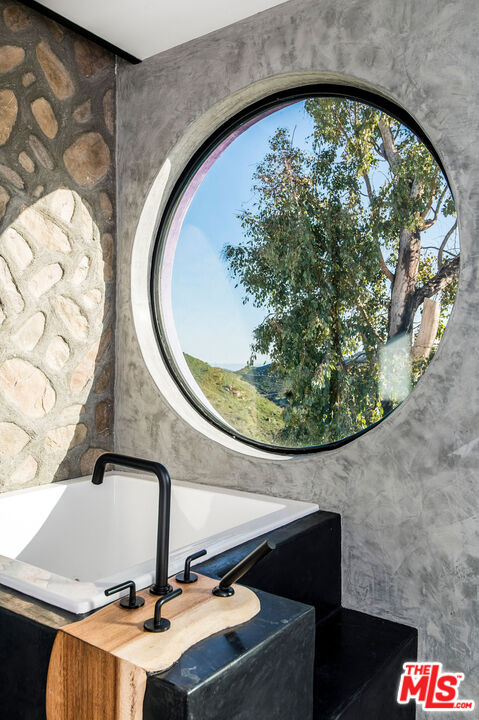 33340 Mulholland Hwy