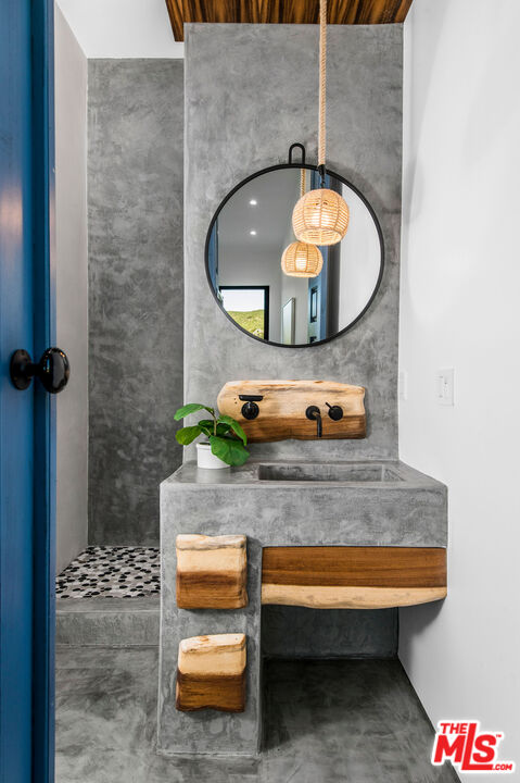 33340 Mulholland Hwy