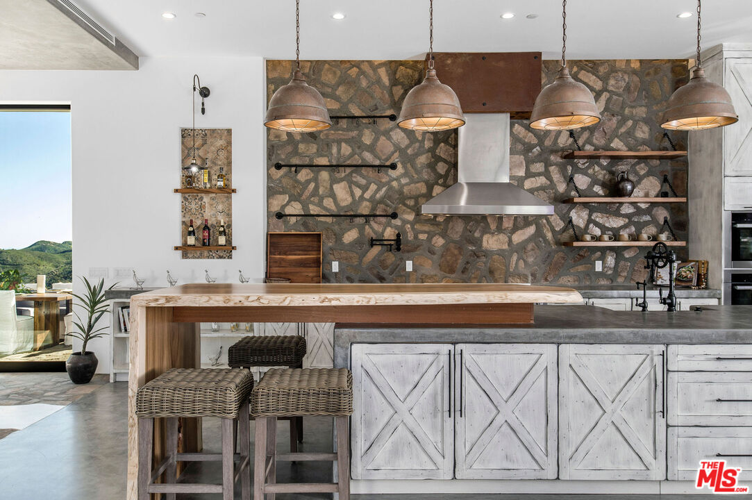 33340 Mulholland Hwy