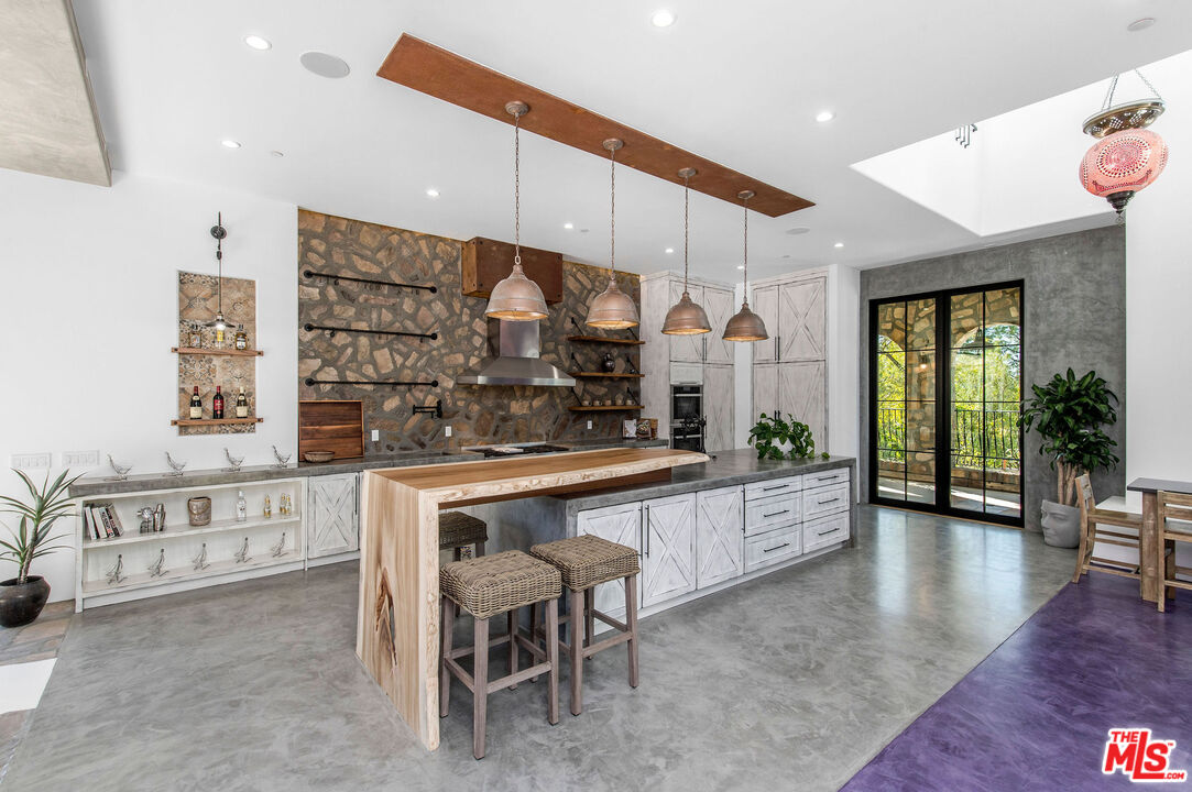 33340 Mulholland Hwy