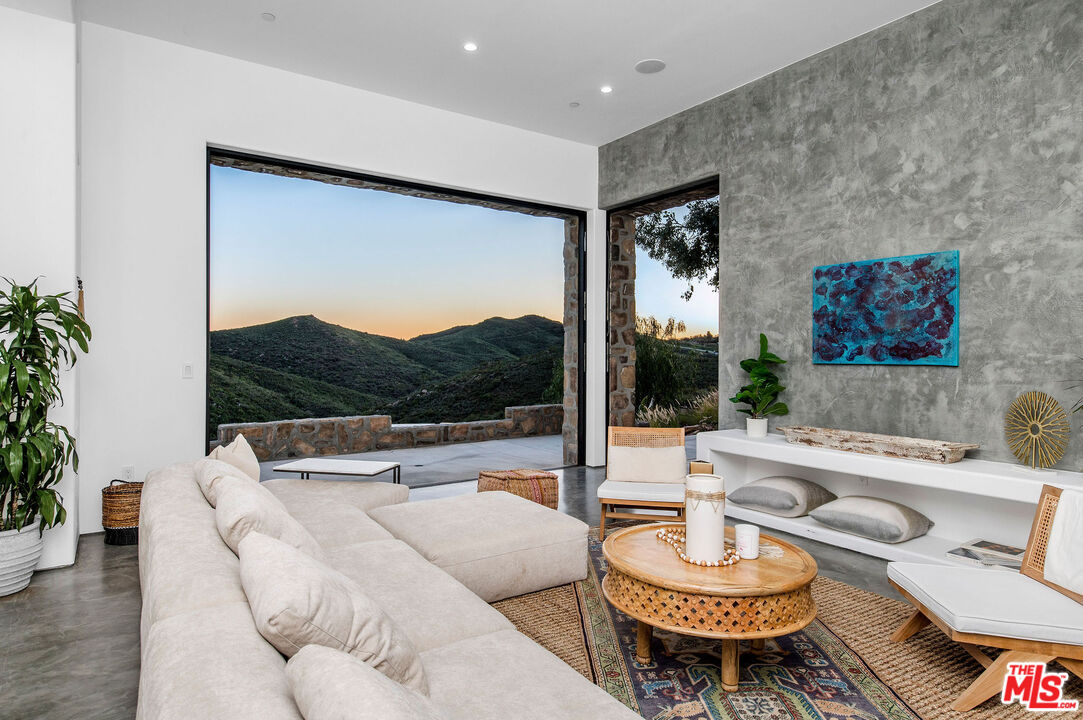 33340 Mulholland Hwy