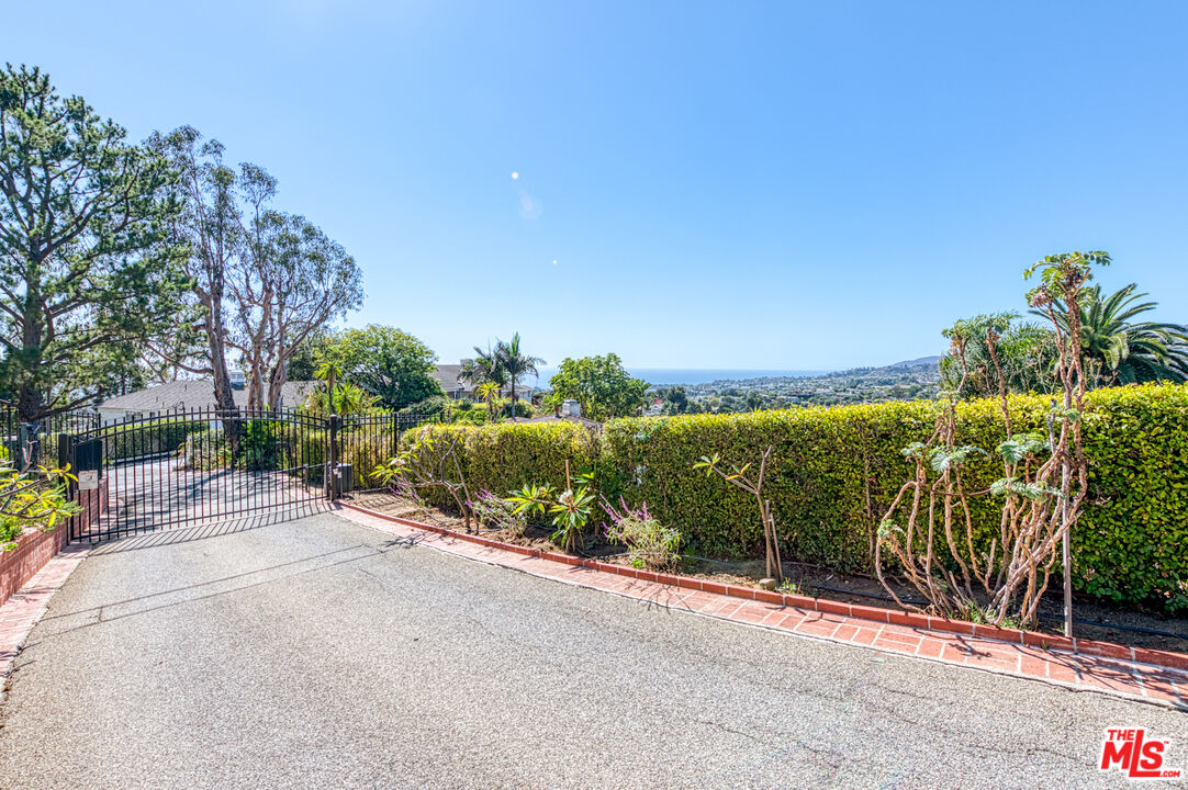 1425 Chautauqua Blvd