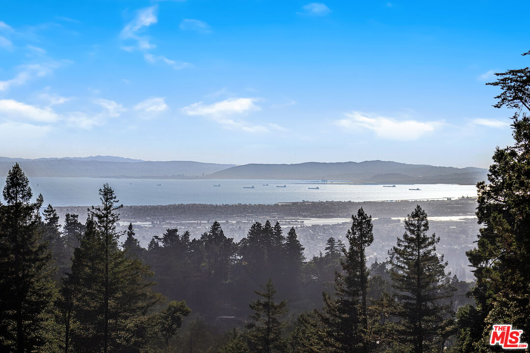 9033 Skyline Blvd