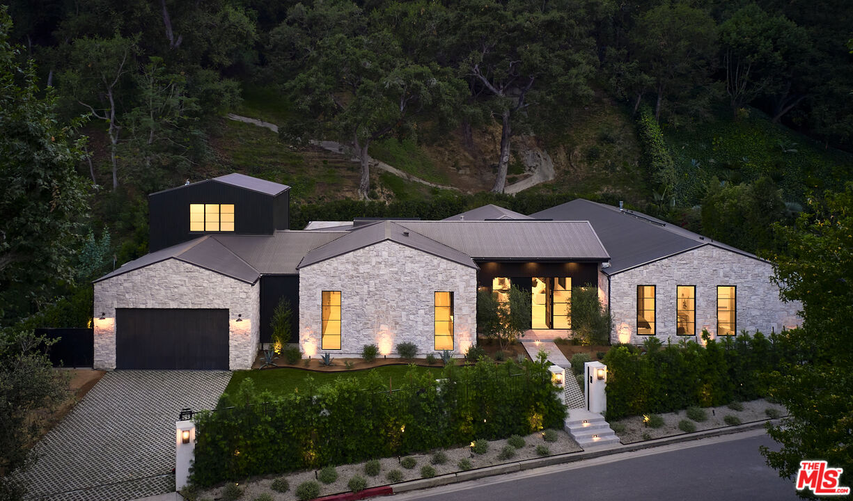 1081 Moraga Dr