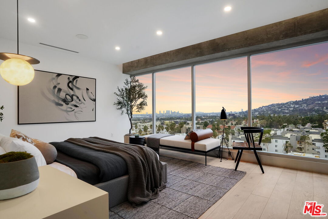 7135 Hollywood Blvd Unit: PHW