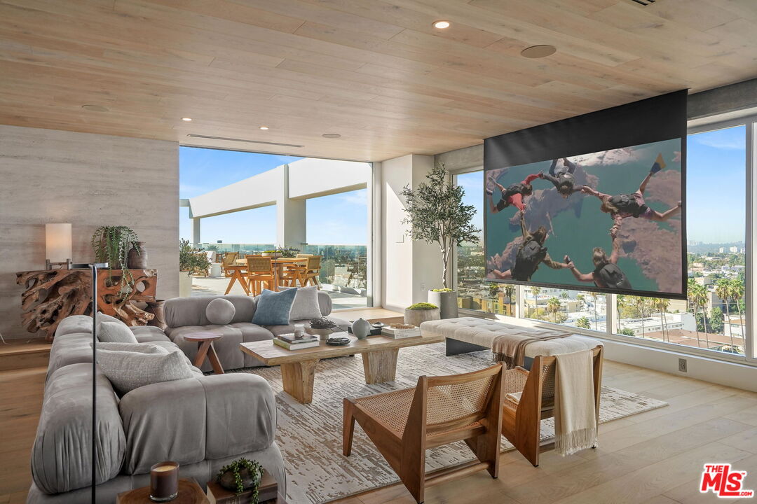 7135 Hollywood Blvd Unit: PHW