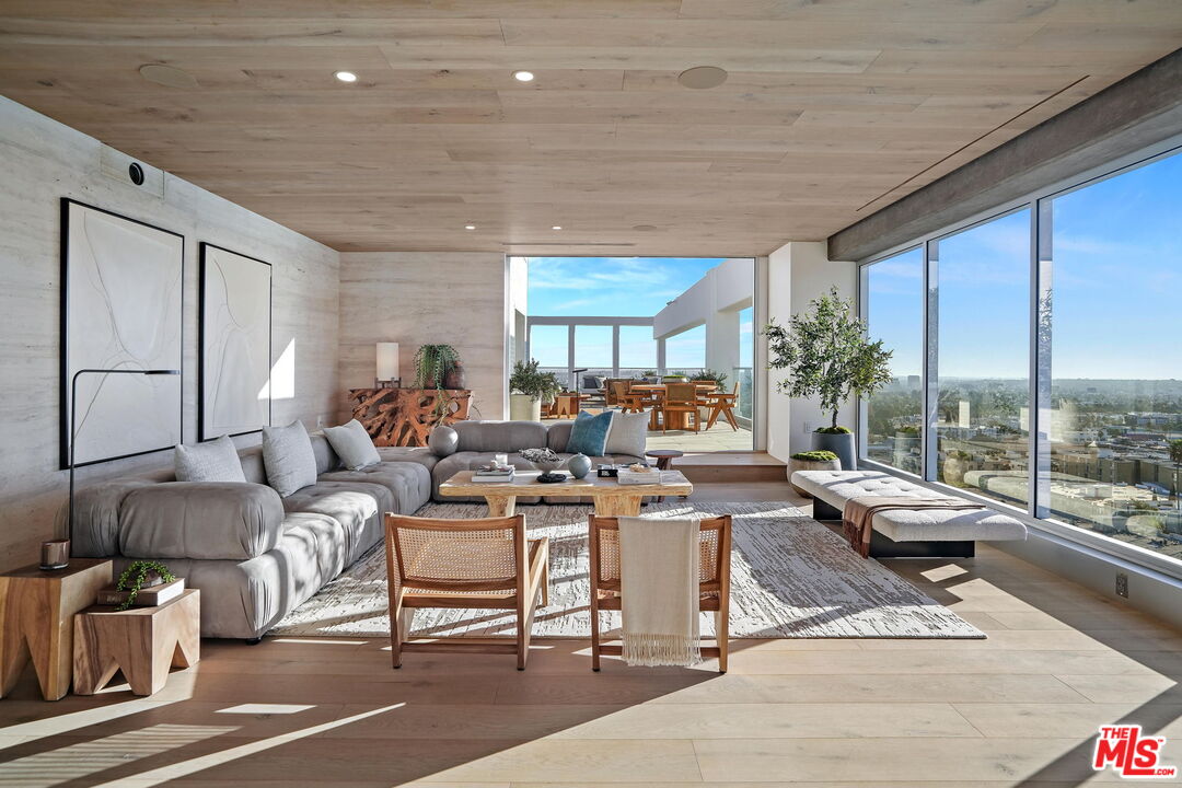 7135 Hollywood Blvd Unit: PHW