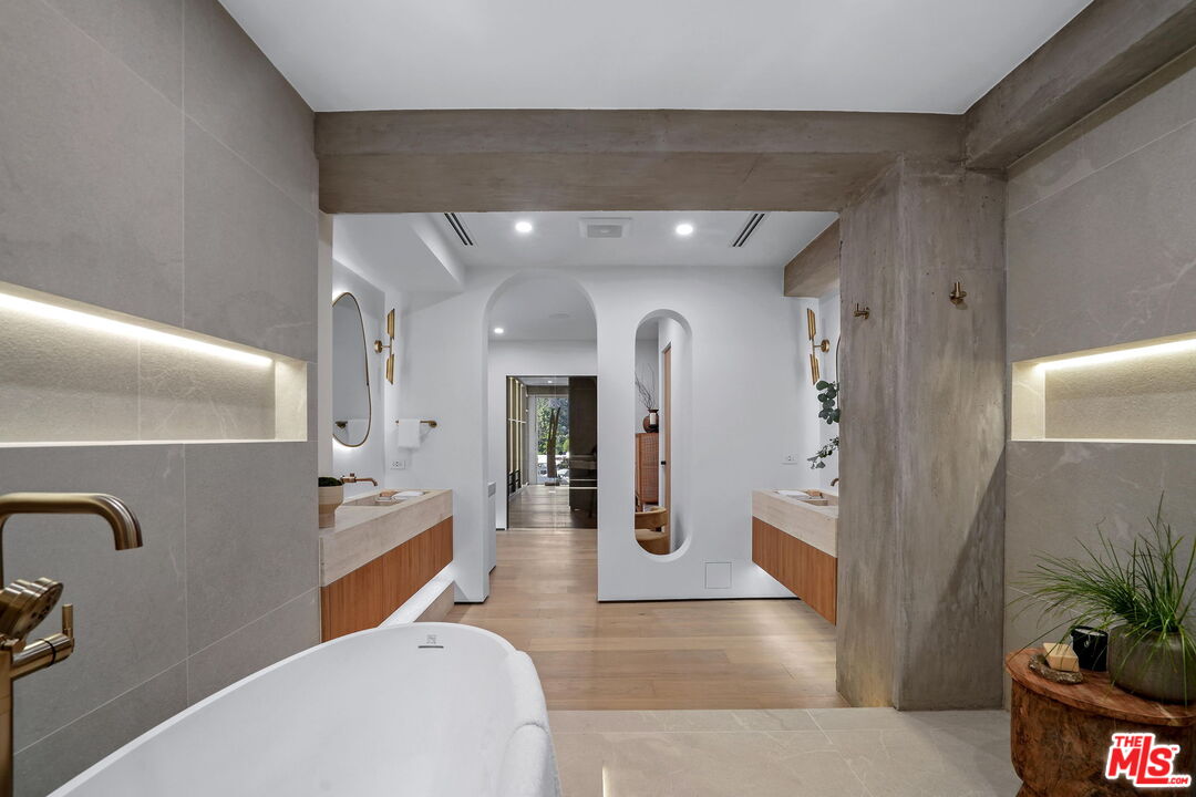 7135 Hollywood Blvd Unit: PHW