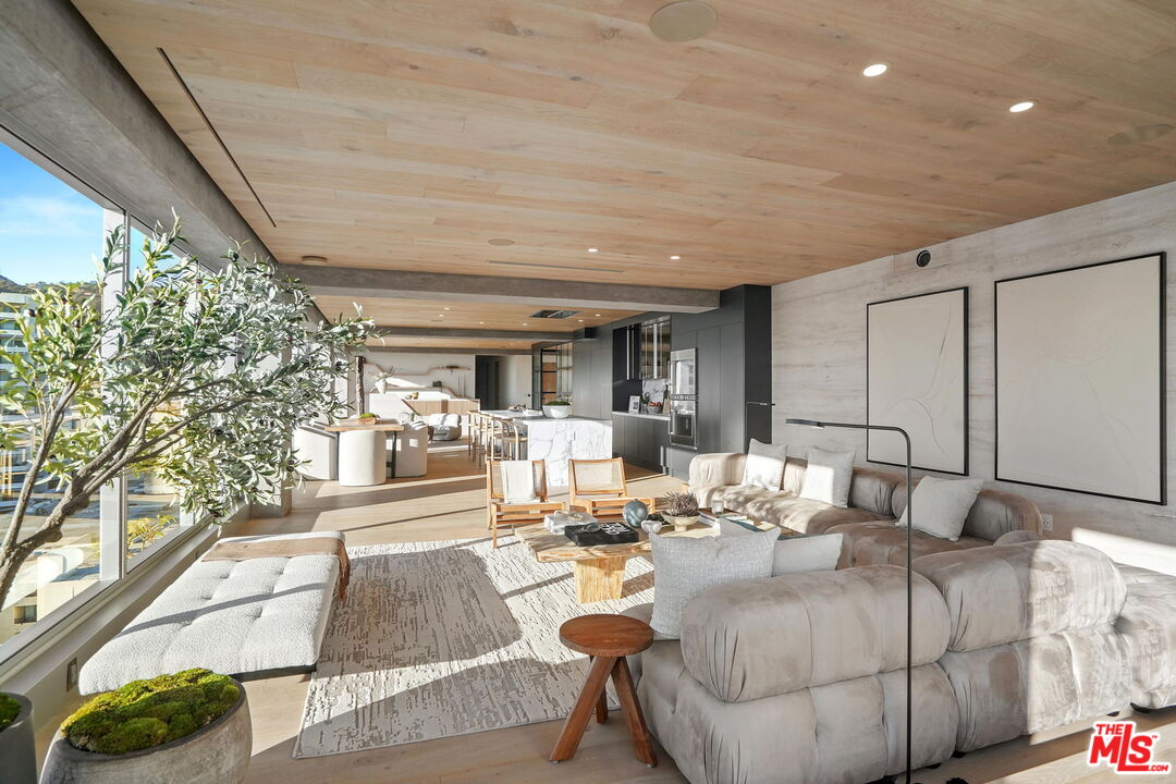 7135 Hollywood Blvd Unit: PHW