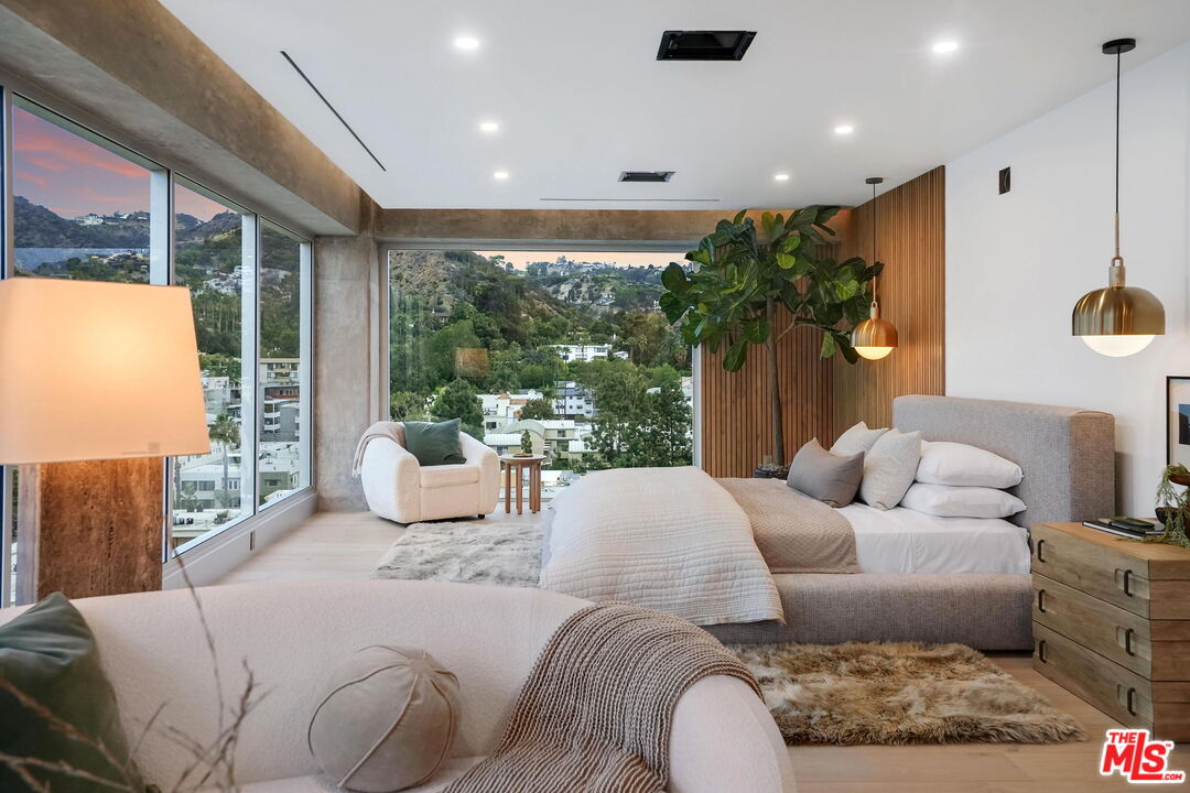 7135 Hollywood Blvd Unit: PHW