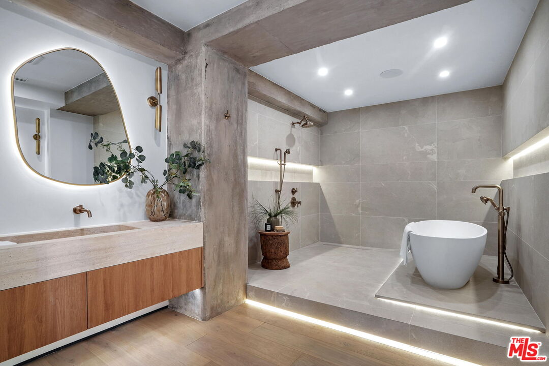 7135 Hollywood Blvd Unit: PHW