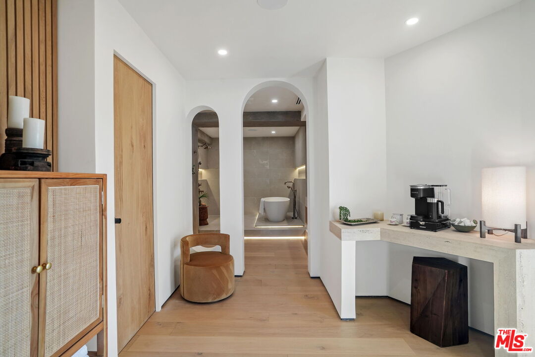 7135 Hollywood Blvd Unit: PHW