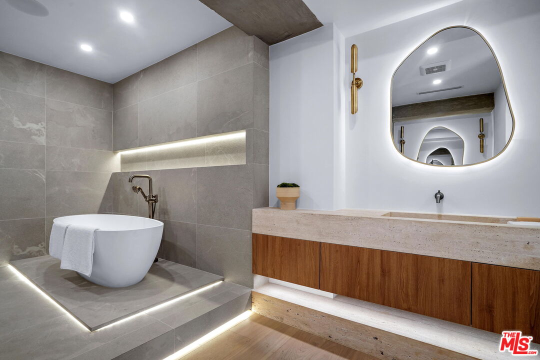 7135 Hollywood Blvd Unit: PHW