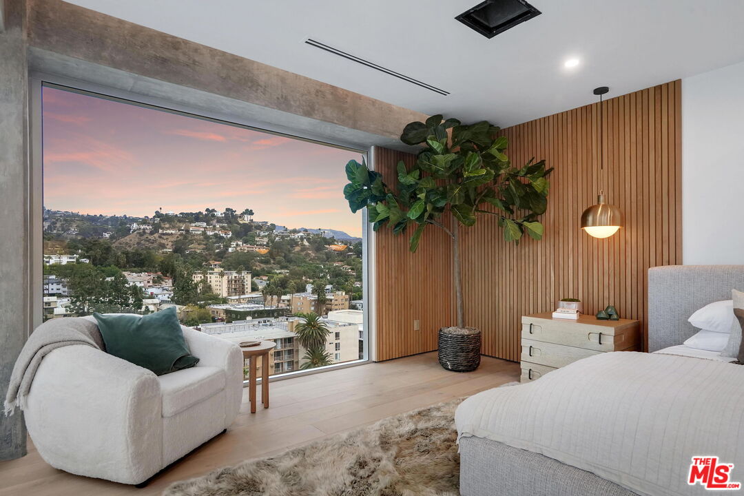 7135 Hollywood Blvd Unit: PHW