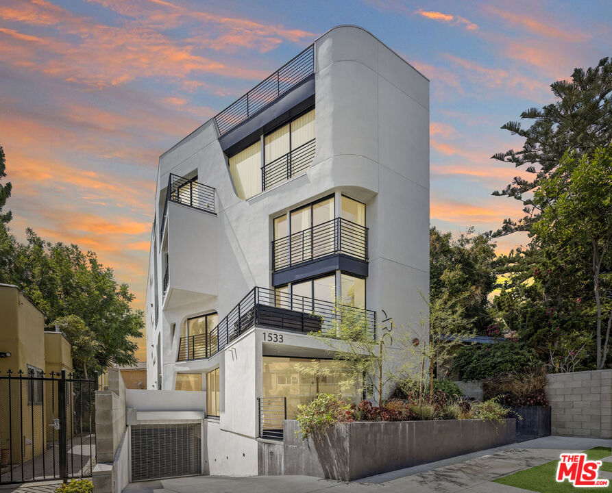 1533 N Vista St Unit: 301