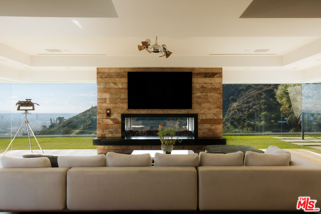 2402 Carman Crest Dr