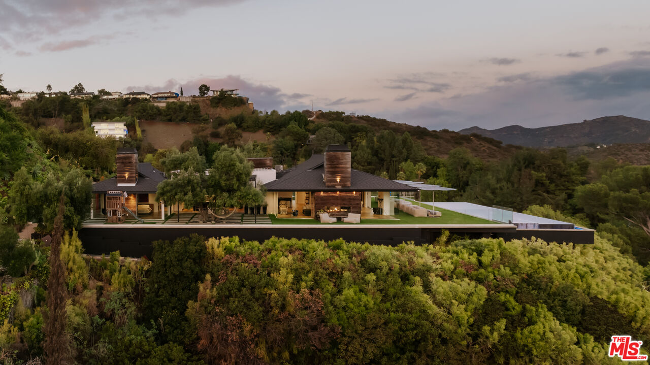 2402 Carman Crest Dr