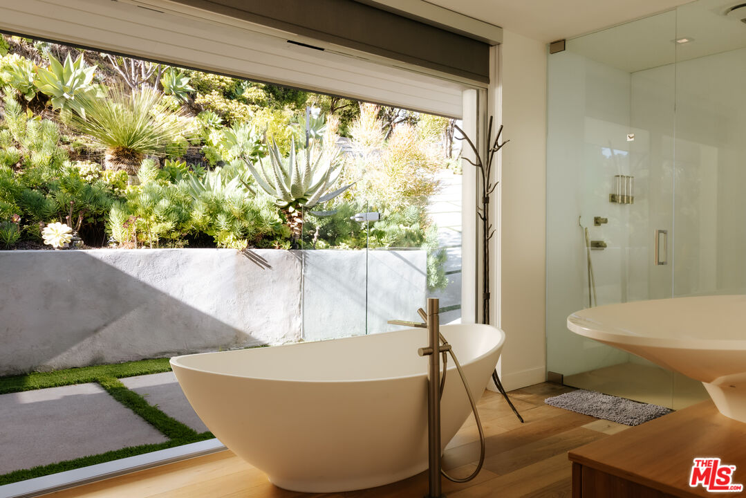 2402 Carman Crest Dr