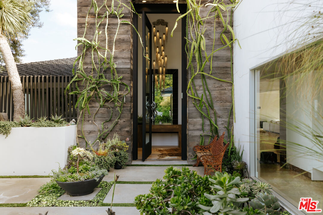 2402 Carman Crest Dr