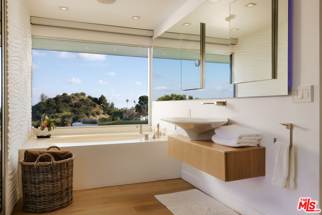 2402 Carman Crest Dr