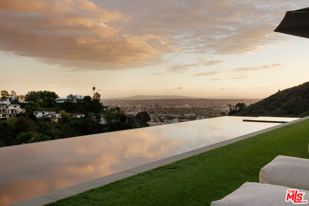 2402 Carman Crest Dr