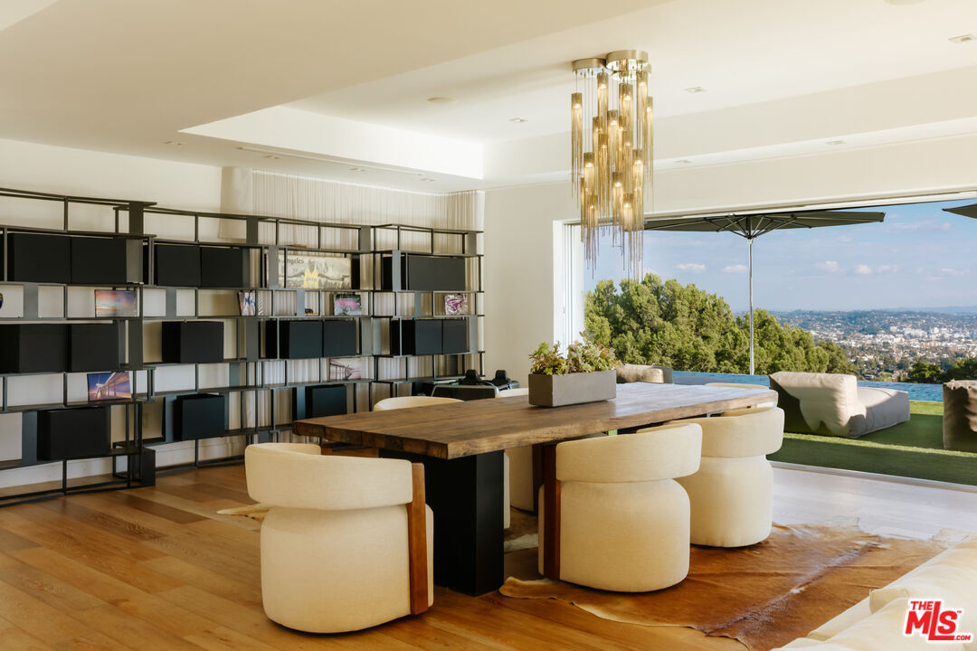 2402 Carman Crest Dr