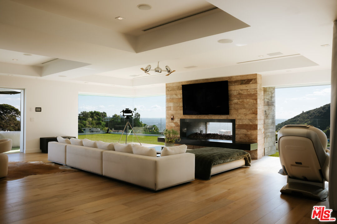 2402 Carman Crest Dr