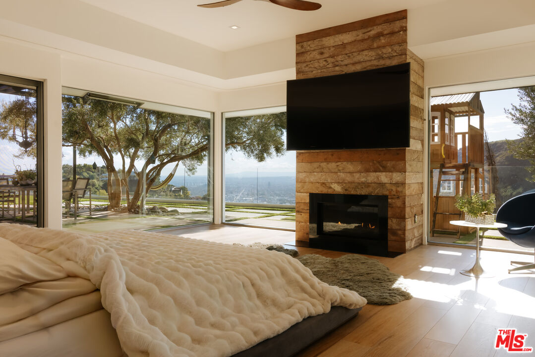 2402 Carman Crest Dr