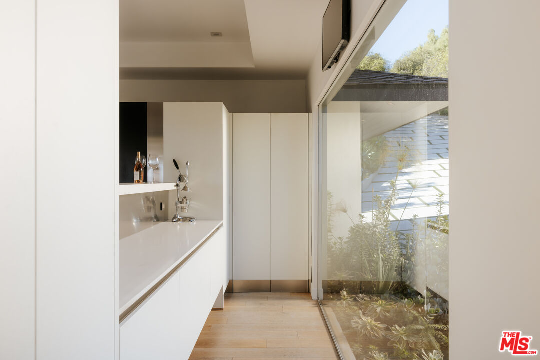 2402 Carman Crest Dr