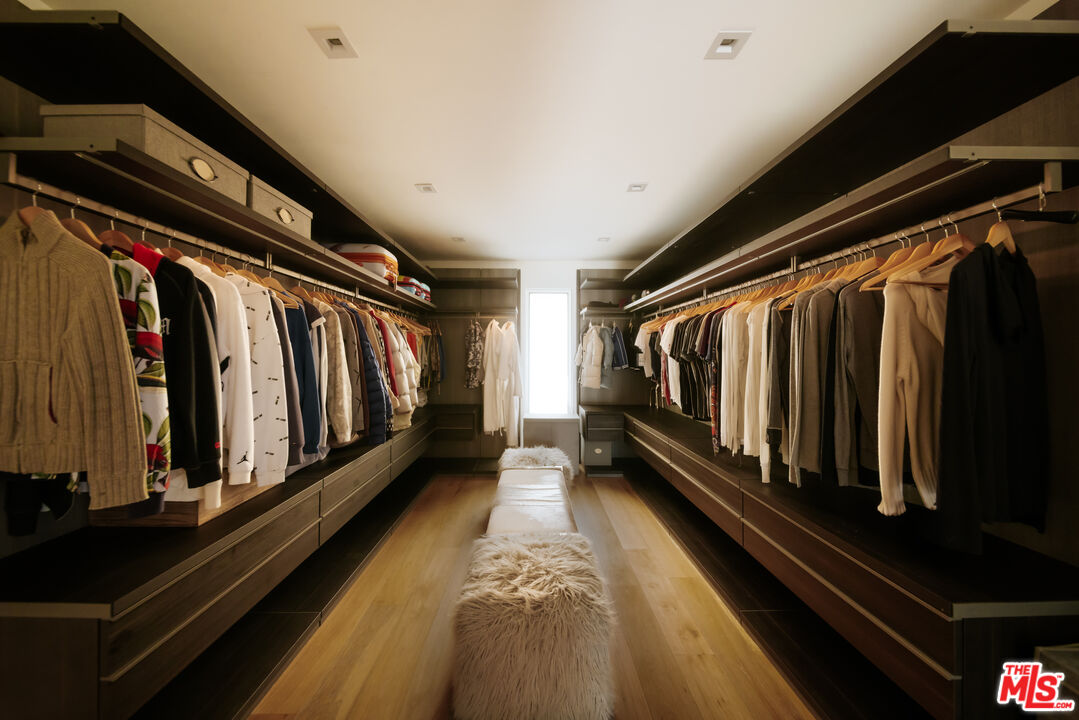 2402 Carman Crest Dr