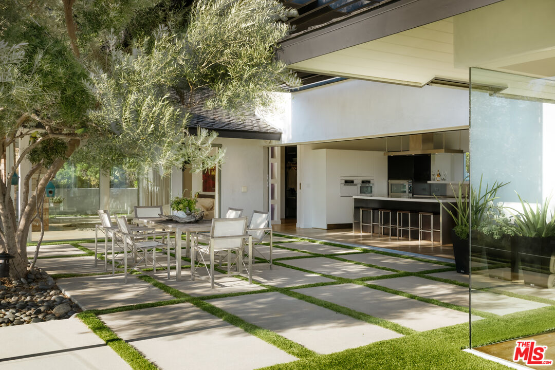 2402 Carman Crest Dr