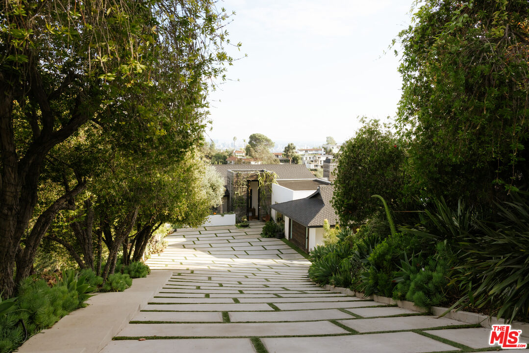 2402 Carman Crest Dr