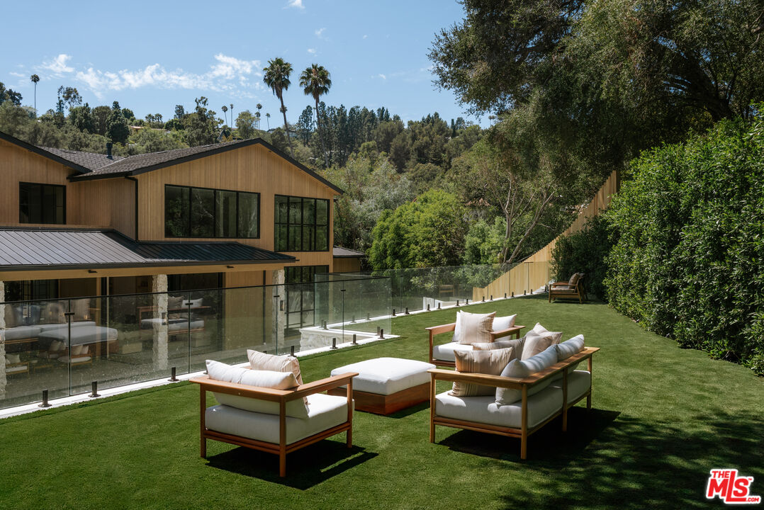 2130 Mandeville Canyon Rd