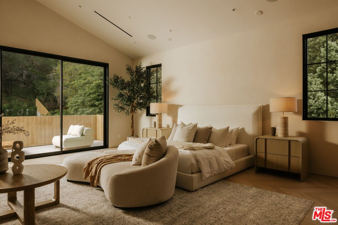 2130 Mandeville Canyon Rd