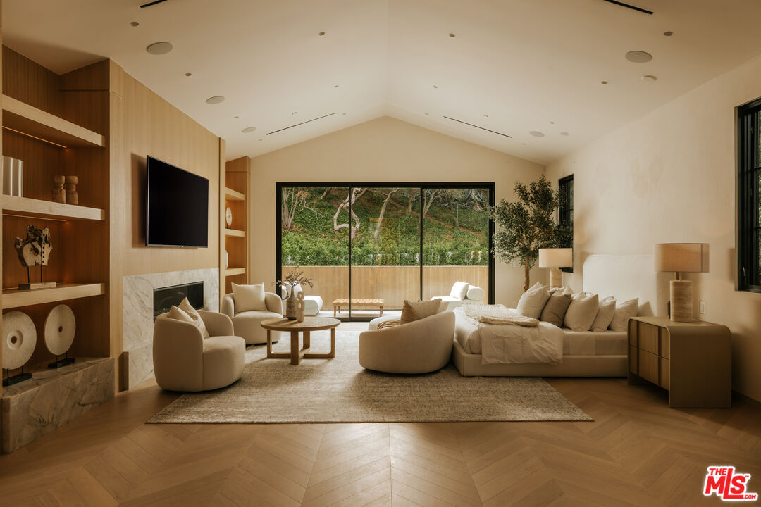 2130 Mandeville Canyon Rd