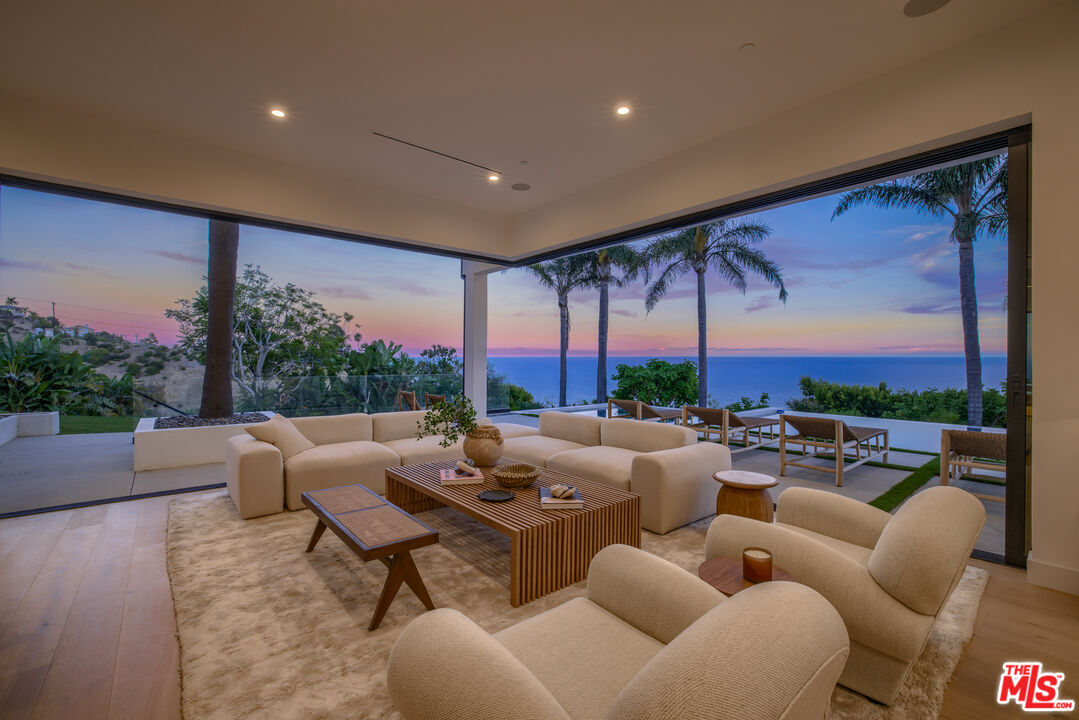 4732 Avenida Del Mar