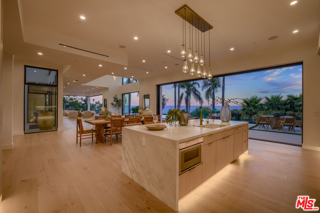 4732 Avenida Del Mar