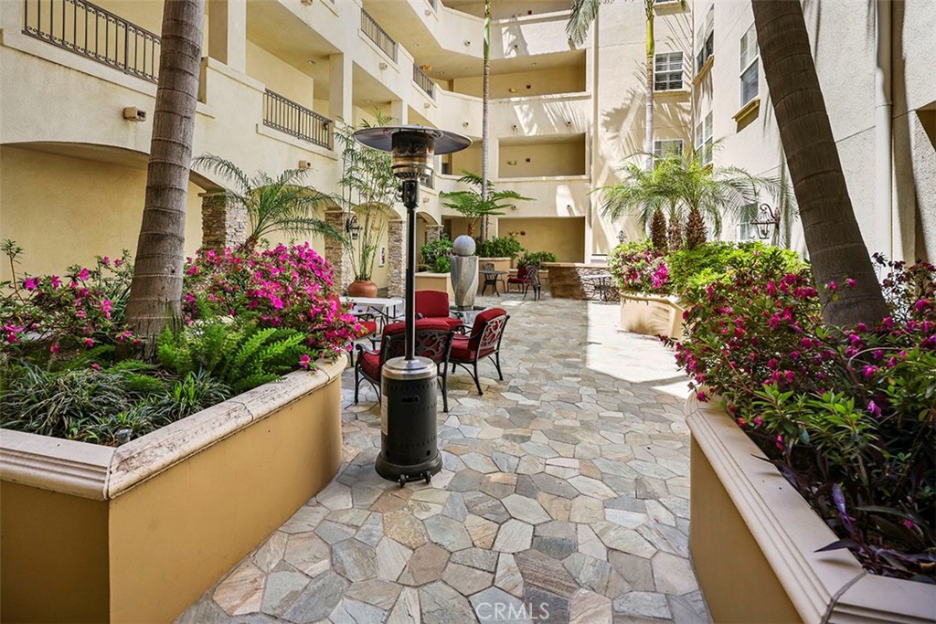 4237 Longridge Avenue 306