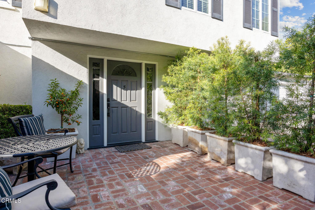160 S Grand Avenue