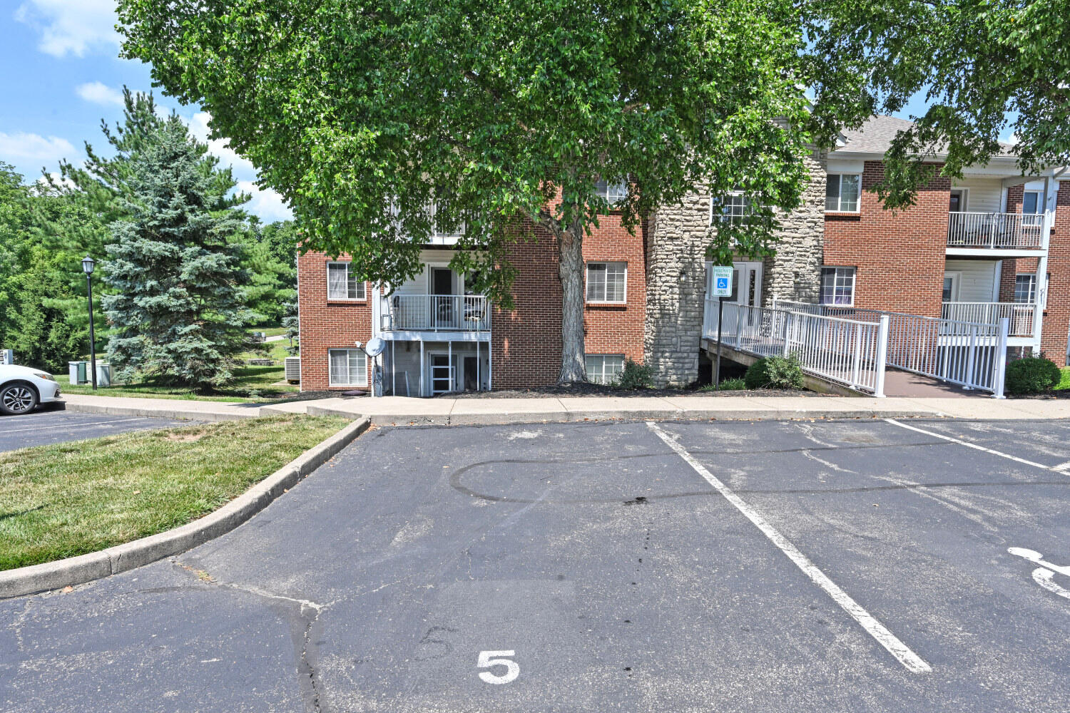 460 Marian Lane, 5