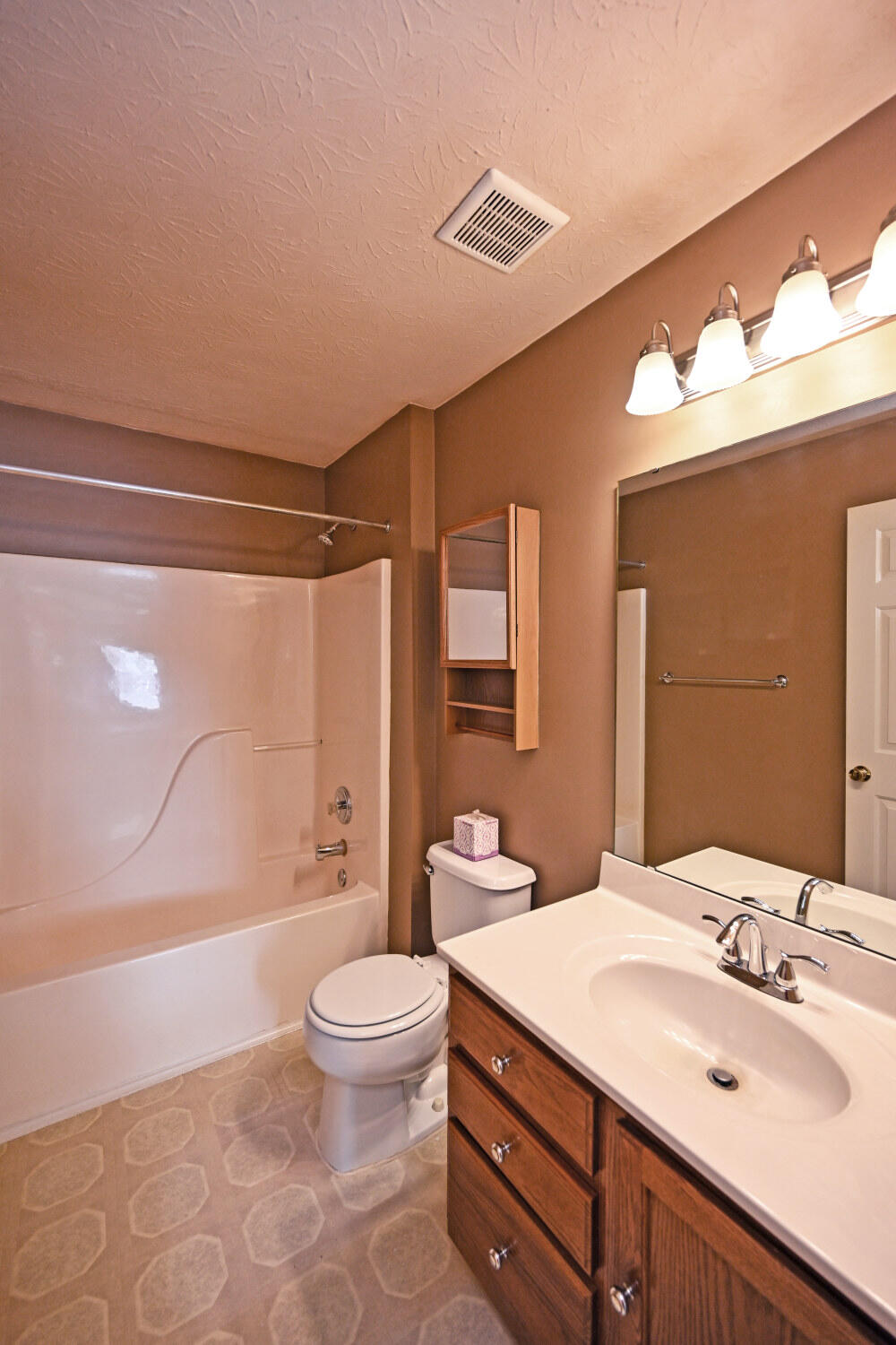 460 Marian Lane, 5