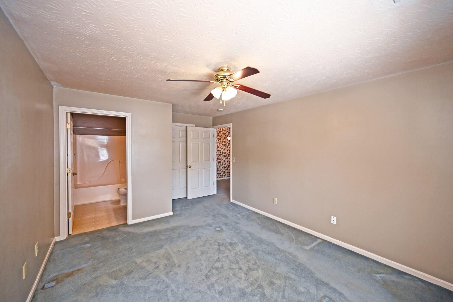 460 Marian Lane, 5