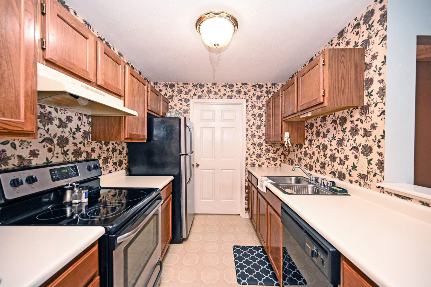 460 Marian Lane, 5