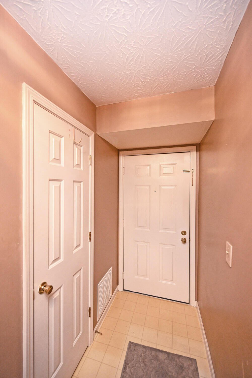 460 Marian Lane, 5